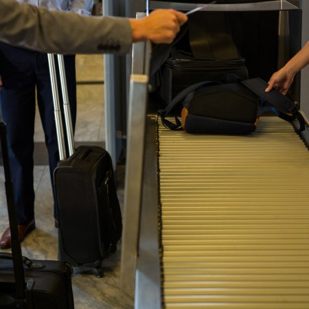 keleiviai oro uoste su bagažu ir įlaipinimo kortelėmis, pasiruošę skrydžiui