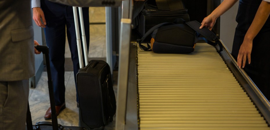 keleiviai oro uoste su bagažu ir įlaipinimo kortelėmis, pasiruošę skrydžiui